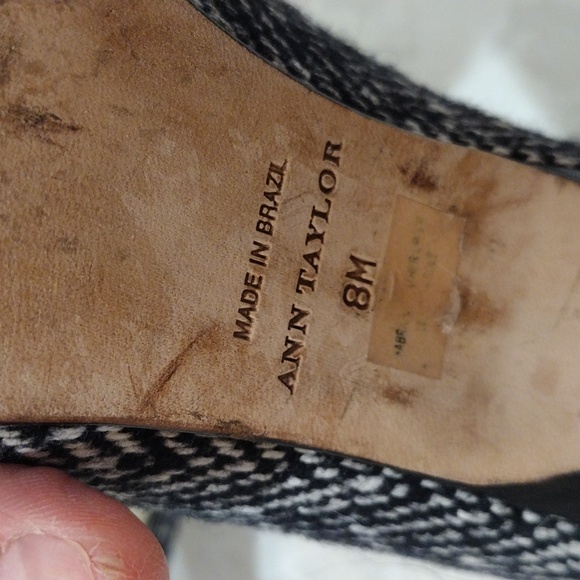 Ann Taylor. Black and White Fabric Low Pump. Size 8M. Like New. - Picture 5 of 8